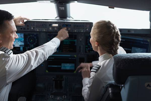 Finnair_Sustainability_Aircraft-related_A350_cockpit_pilots