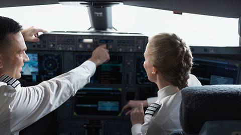 Finnair_Sustainability_Aircraft-related_A350_cockpit_pilots