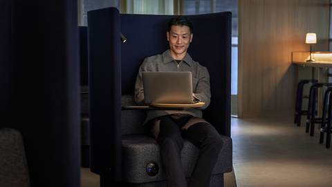 Finnair_Business_Lounge_working_facilities_Asian_man