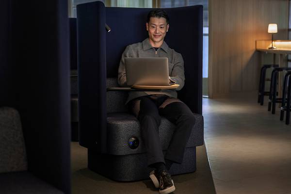 Finnair_Business_Lounge_working_facilities_Asian_man